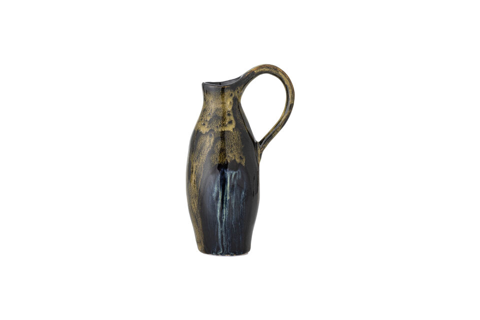 Der hohe Henkel und die schlanke Form verleihen der Vase einen auffälligen Look