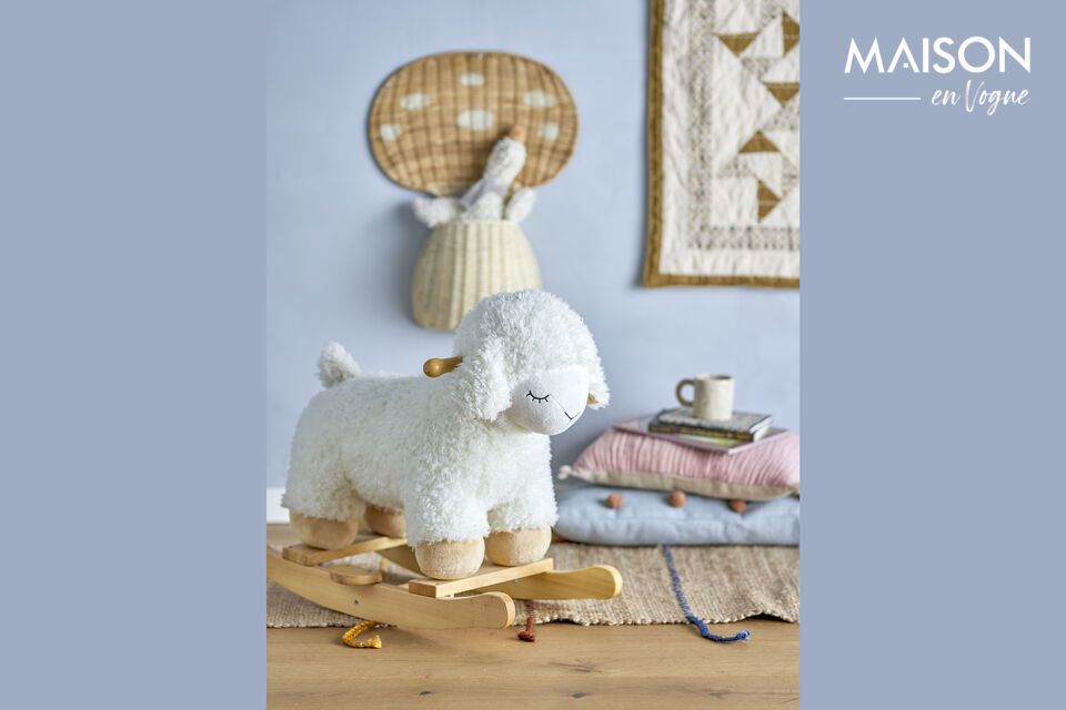 Un mouton à bascule, douceur et joie.