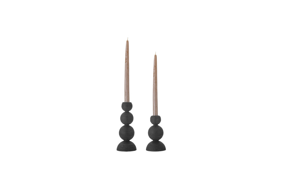 Die eingeprägten Streifen im Holz verleihen ihnen ein skulpturales und elegantes Aussehen