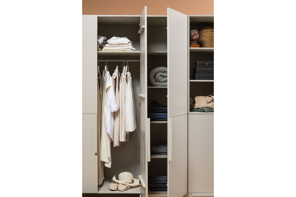 Geräumiger Schrank mit schlichtem Design Hergestellt aus FSC-zertifiziertem Kiefernholz Zeitlose