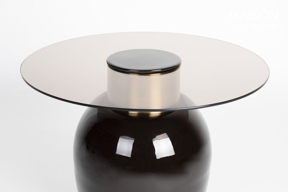 De Mohra bijzettafel heeft een emaille onderstel en is afgewerkt met gerookt glas