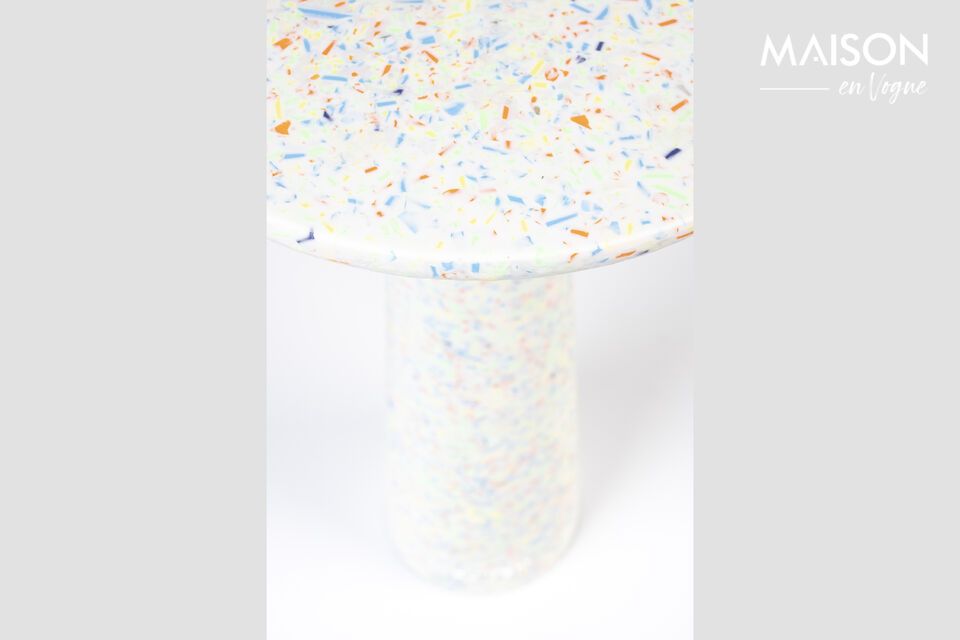 Voeg een uniek tintje toe met Victoria, een bijzettafel van terrazzo.