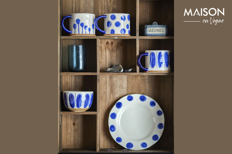 De kommen zijn afgewerkt met een effen glazuur en versierd met blauw geschilderde stippen en