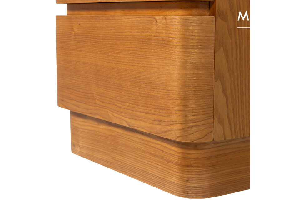 Die stimmungsvolle braune Holzfarbe mit sichtbaren Holz- und Maserungszeichnungen verleiht der