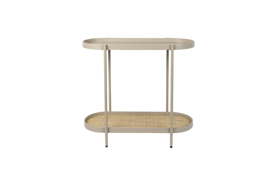 Amaya ist aus Holz gefertigt und verfügt über eine geflochtene Rattan-Unterseite
