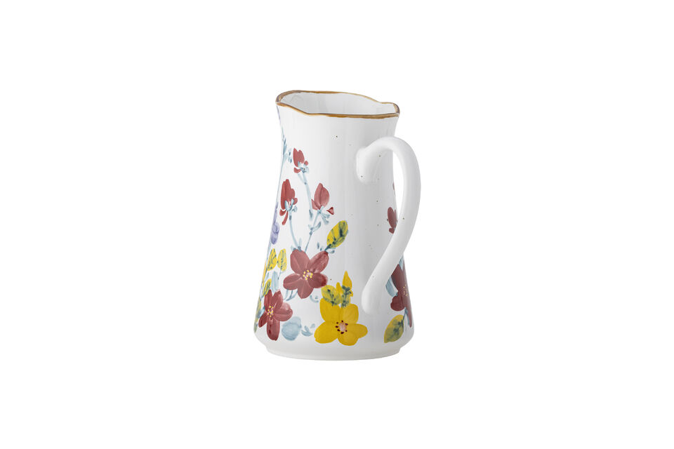 Das sanfte Blumenmotiv verleiht dem Krug eine leichte und dekorative Ausstrahlung