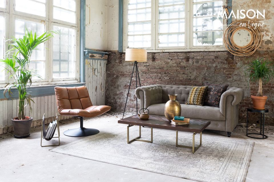 Surrounded by several rattan circles intertwined asymmetrically