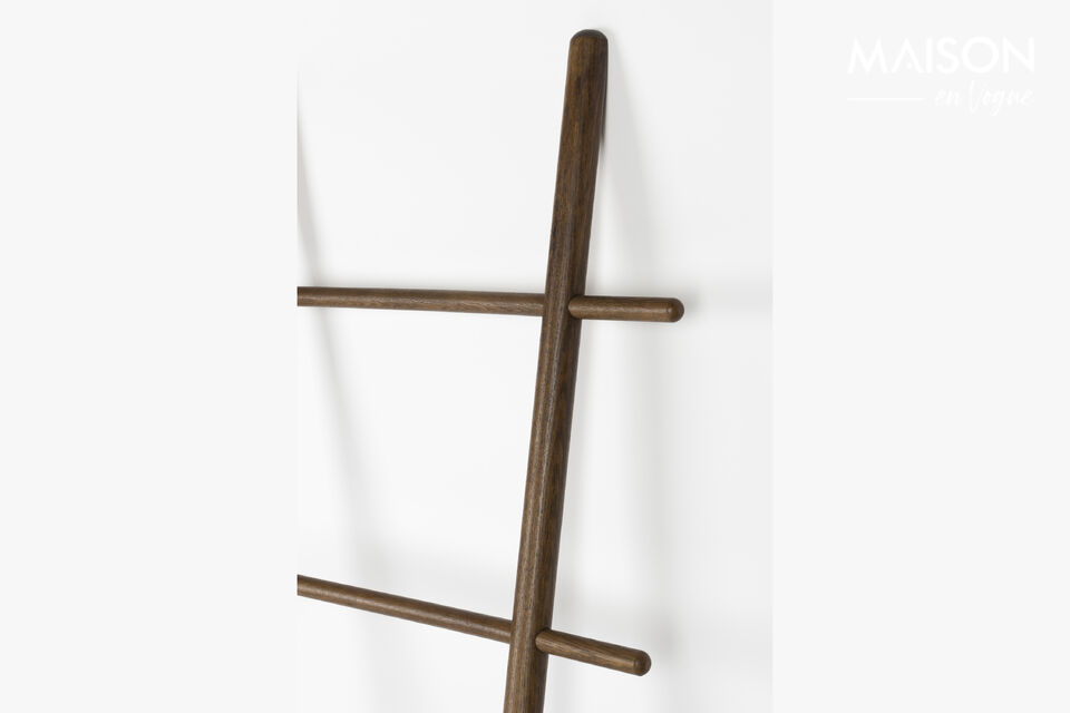 Deze stijlvolle ladder voegt een natuurlijke touch toe aan je interieur en is eenvoudig te plaatsen