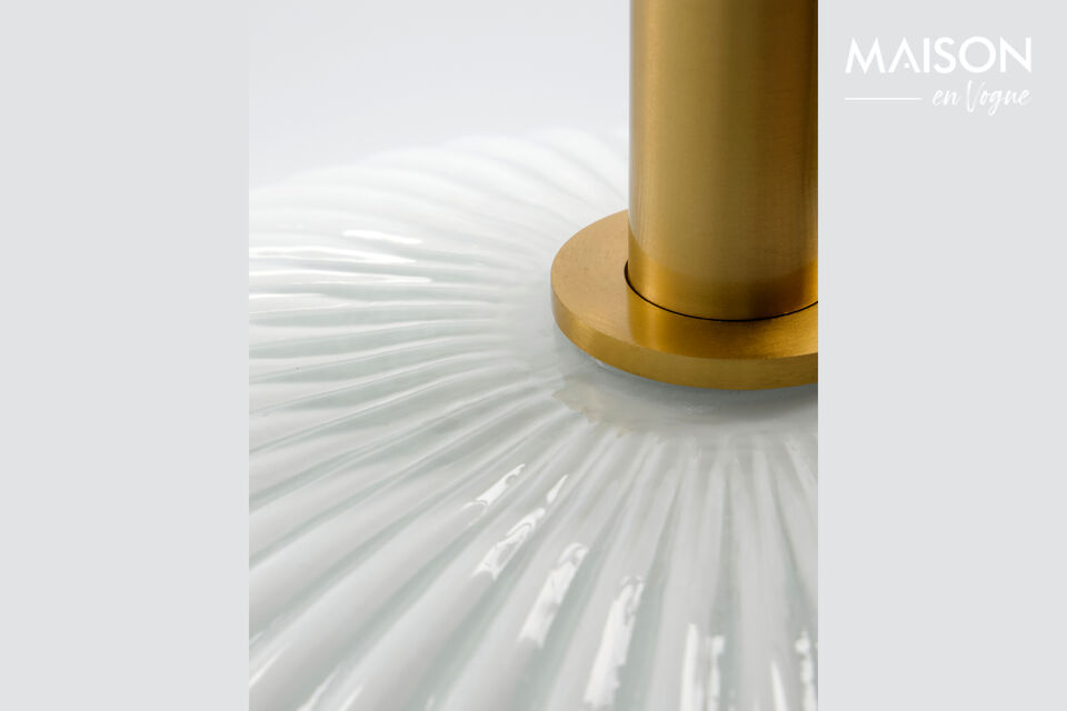 This pendant lamp brings elegance and warmth wherever you hang it