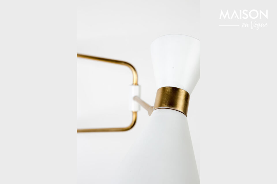 I dettagli in ottone color oro contribuiscono al fascino speciale di questa lampada da parete di