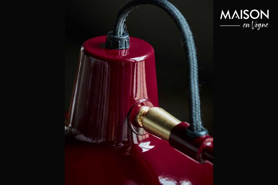 La sua vibrante finitura in smalto rosso e il design classico la rendono un pezzo distintivo