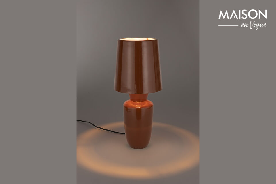 Questa lampada di grande stile è un vero e proprio elemento di richiamo per qualsiasi ambiente e