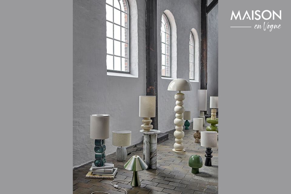 La sua forma arrotondata e giocosa conferisce alla lampada un aspetto distintivo