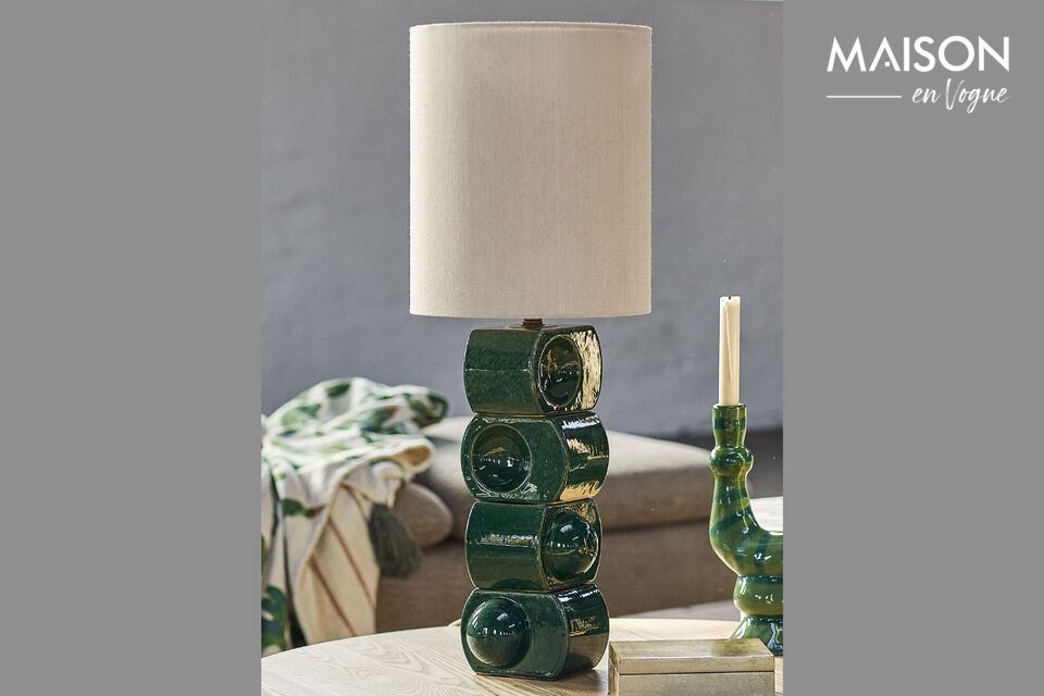 La base ha una forma scultorea e conferisce alla lampada un\'espressione moderna