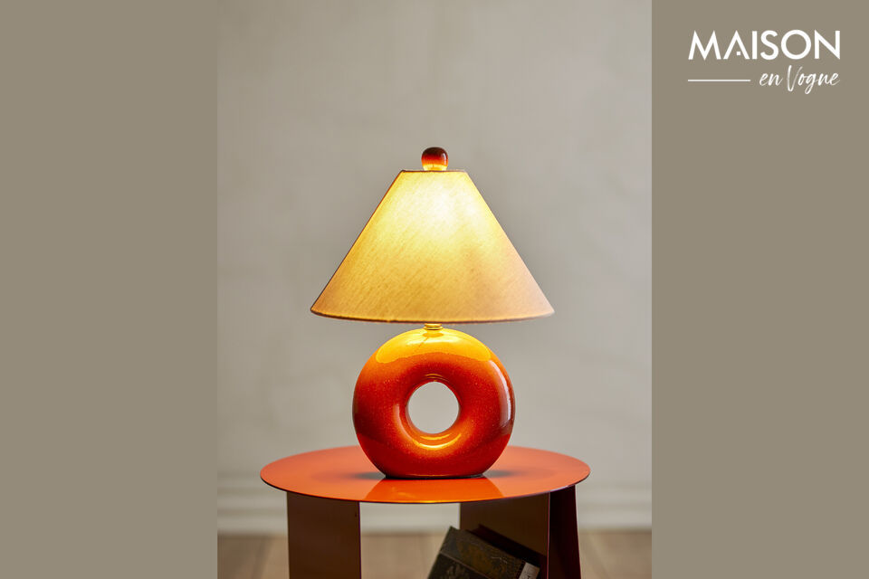 La lampada da tavolo Panja è una lampada decorativa con uno smalto color sabbia che le conferisce