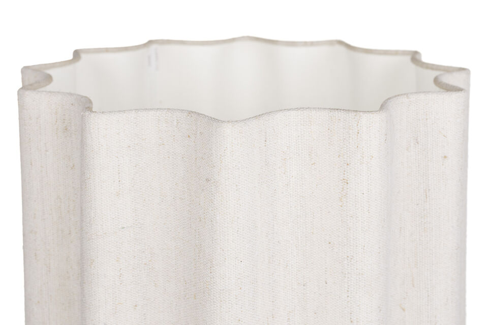 Questa lampada presenta una base in legno massiccio