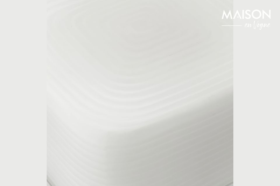 Una lampada quadrata in marmo