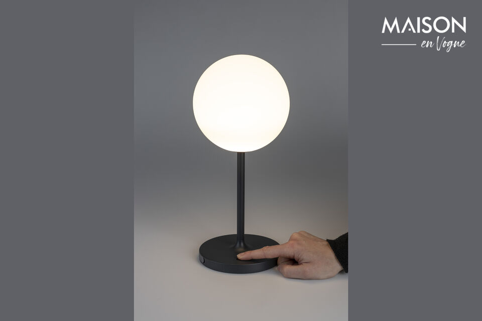 L\'elegante lampada da tavolo Hub è stata progettata per valorizzare qualsiasi ambiente