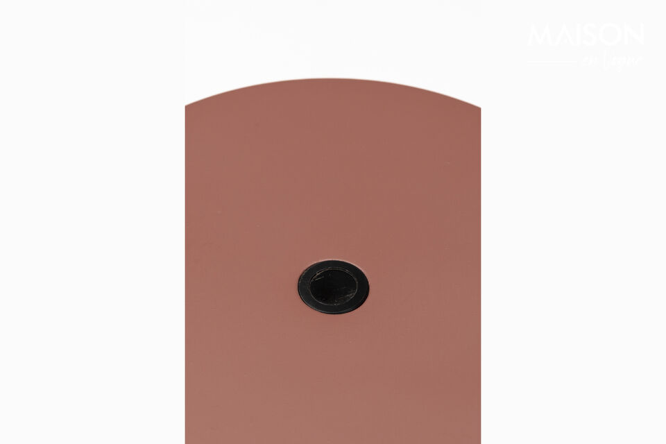 Ricarica facilmente la lampada tramite la porta USB