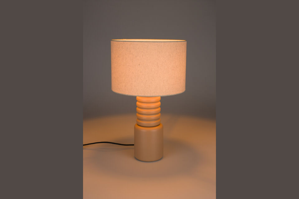 Six è un vero e proprio elemento di richiamo in ogni ambiente ed è disponibile nei colori beige e