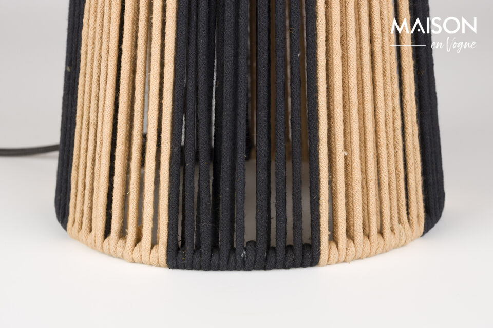 Disponibile come lampada da terra e da tavolo
Realizzata in metallo nero