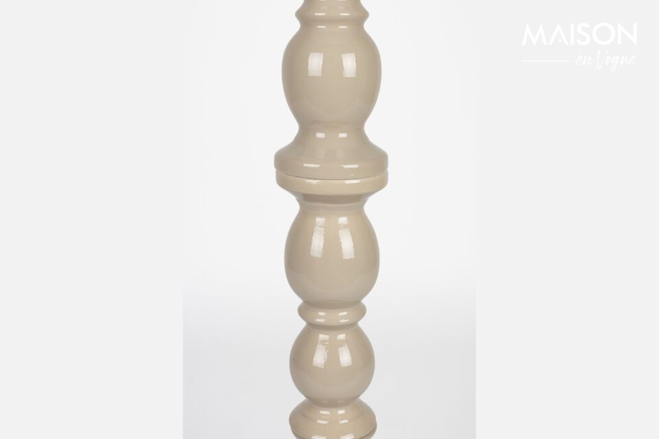 Immaginatela in un salotto scandinavo minimalista o accanto a una poltrona in pelle vintage