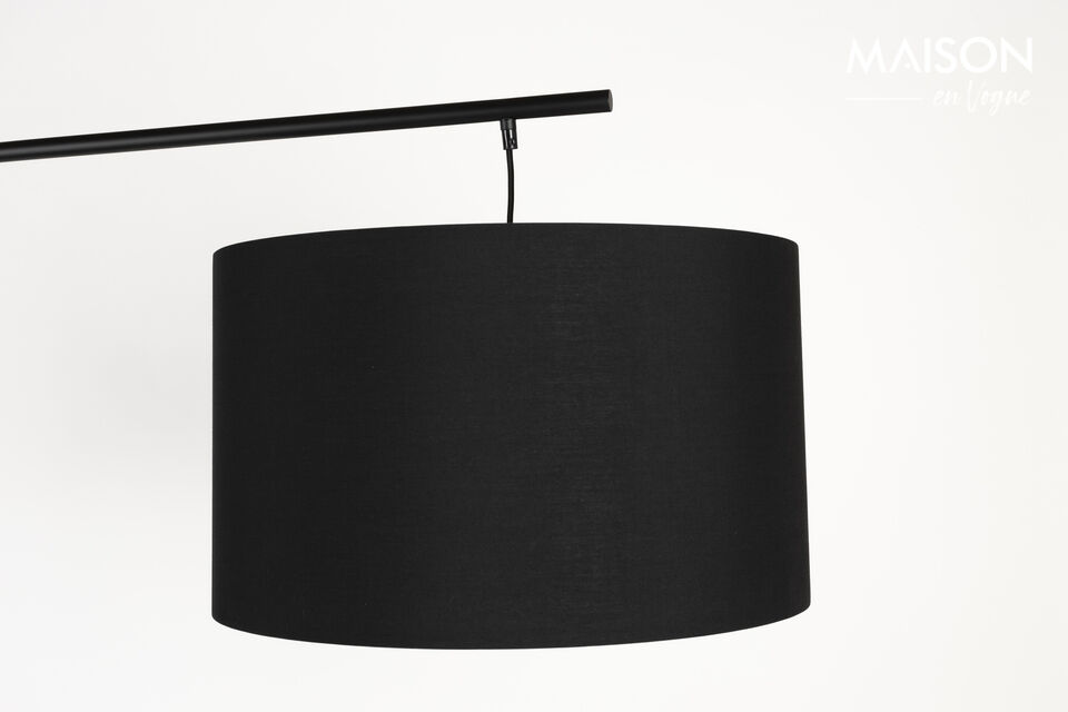La lampada è disponibile in nero e bianco e si adatta a qualsiasi ambiente