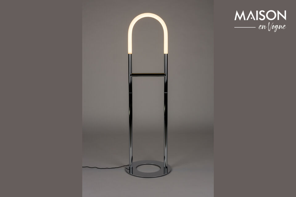 Le lampadaire Arch de Zuiver est une fusion harmonieuse entre l\'architecture romaine antique et le