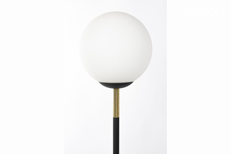 Lampe avec globe en verre opale et détails en laiton