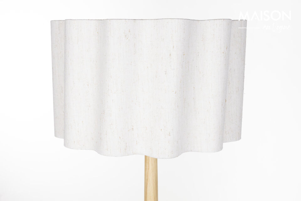 Cette lampe possède un pied en bois massif