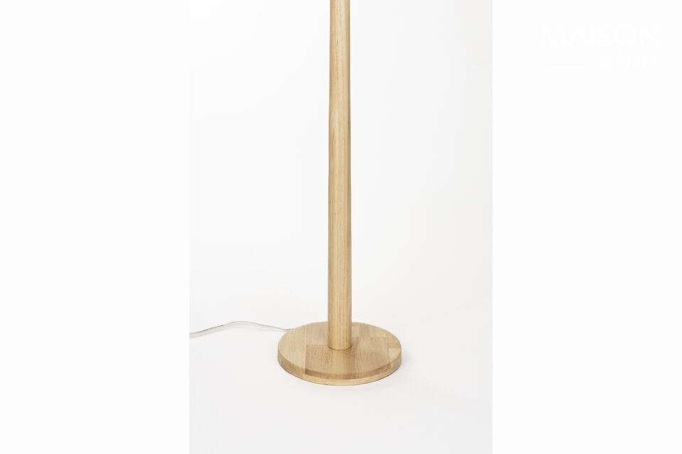 Grâce à son plateau rond, la lampe tient fermement sur le sol
