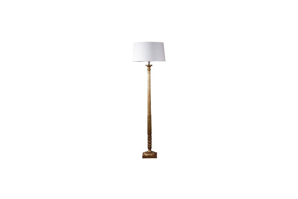 Élégance et durabilité avec le lampadaire en manguier doré.