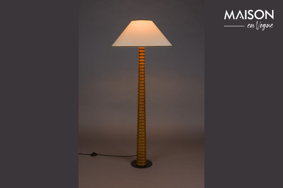 Associé à l\'élégant abat-jour en coton beige