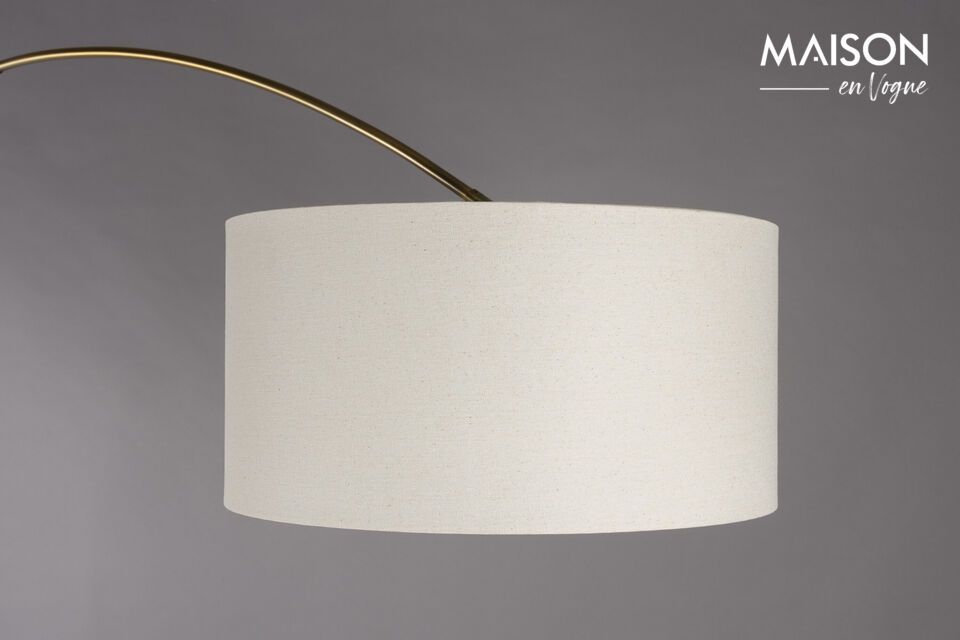 Plongez dans une atmosphère chaleureuse et raffinée avec le lampadaire en fer beige Archie