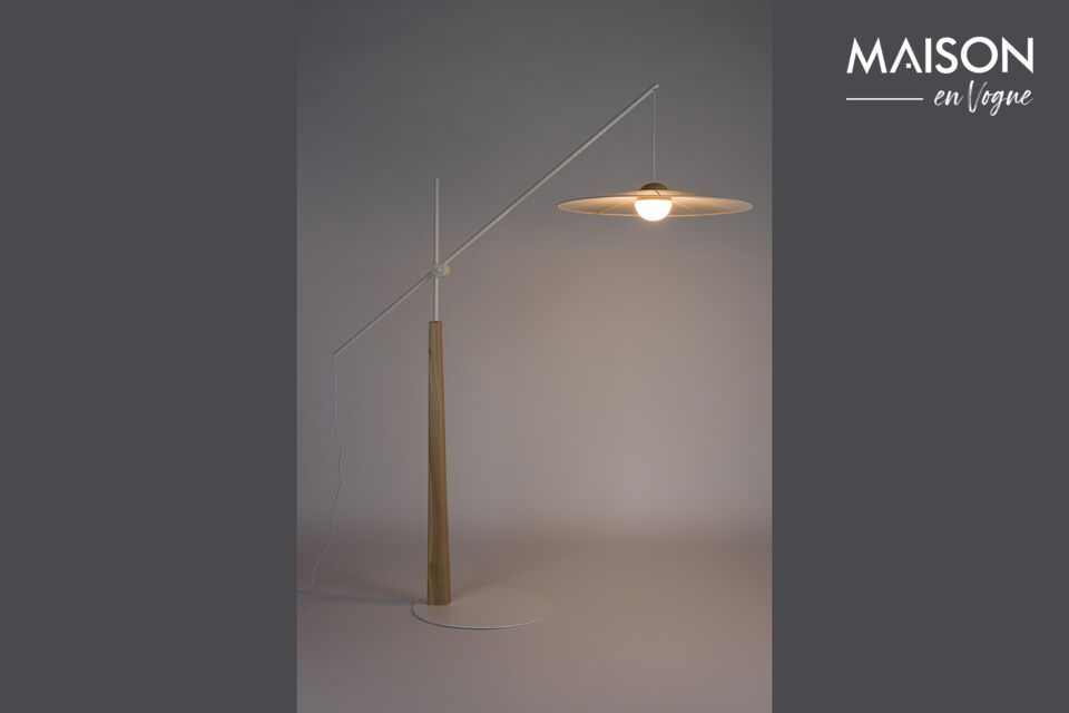 Le lampadaire en fer beige Belle évoque une délicatesse intemporelle