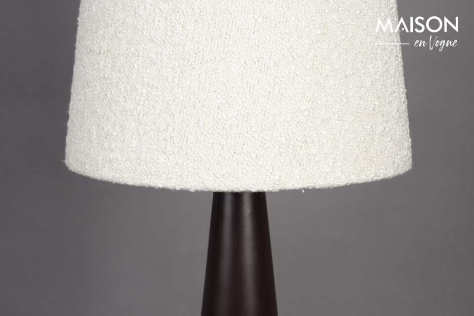 Ce lampadaire remarquable crée une atmosphère particulière dans la pièce