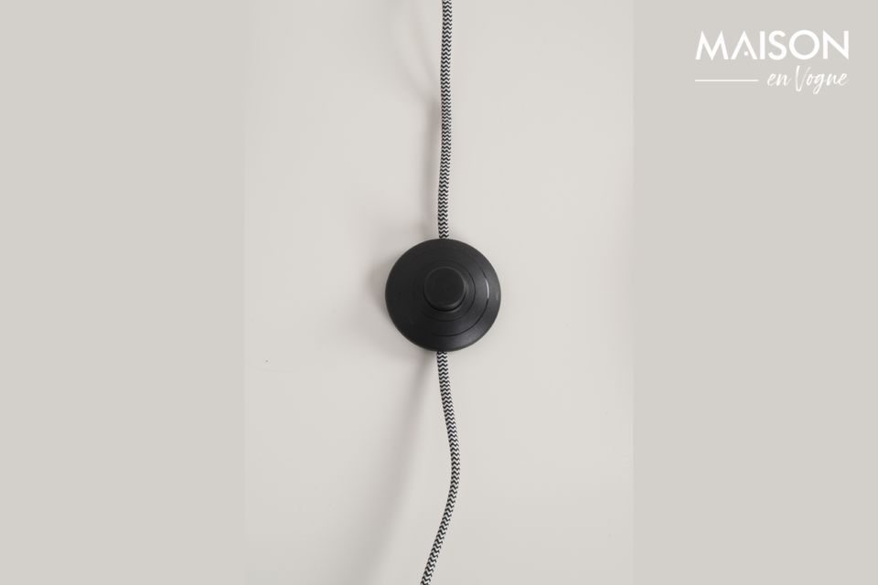 L\'abat-jour, inclinable, dévoile un design allégé, mais très moderne