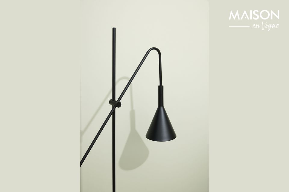 Un lampadaire noir qui s'intègre à tout style d'intérieur