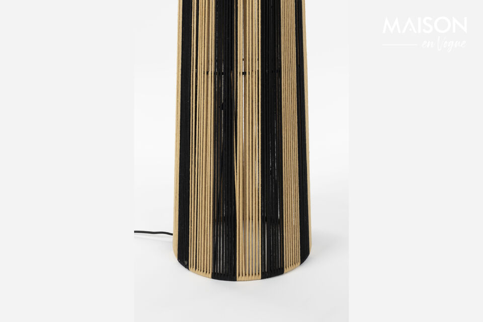 Disponible en lampadaire et lampe de table
Fabriqué en métal noir