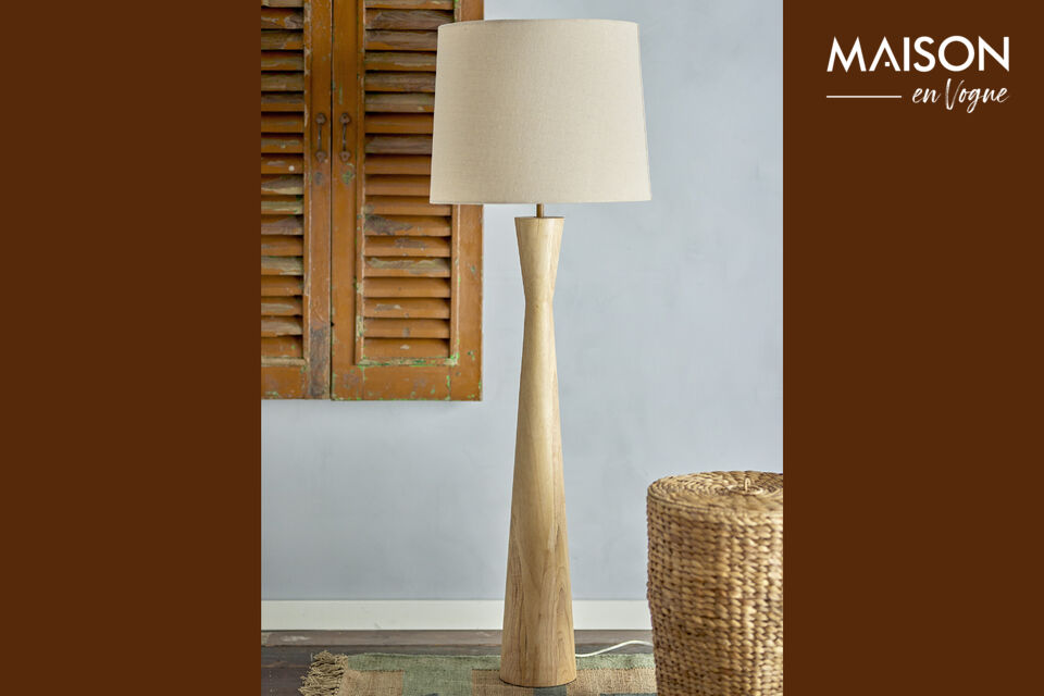 Le lampadaire Leonor de Creative Collection est fabriqué en bois de caoutchouc dans une forme