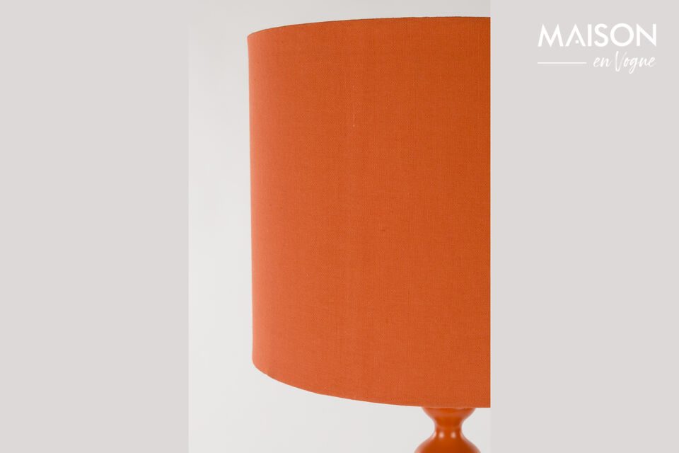 Ajoutez une dose de caractère à votre intérieur avec le lampadaire When Orange Is King de Bold