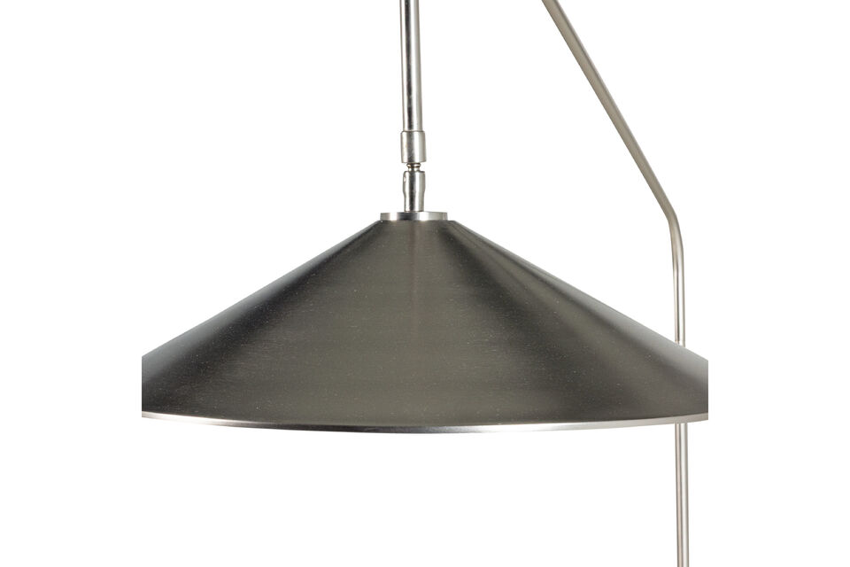 Le chrome donne à la lampe une apparence remarquable et soignée