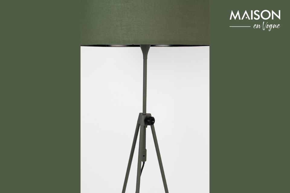Ce lampadaire est aussi un accessoire extrêmement pratique au quotidien puisque sa hauteur est