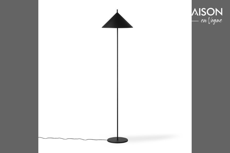 Un lampadaire au design géométrique