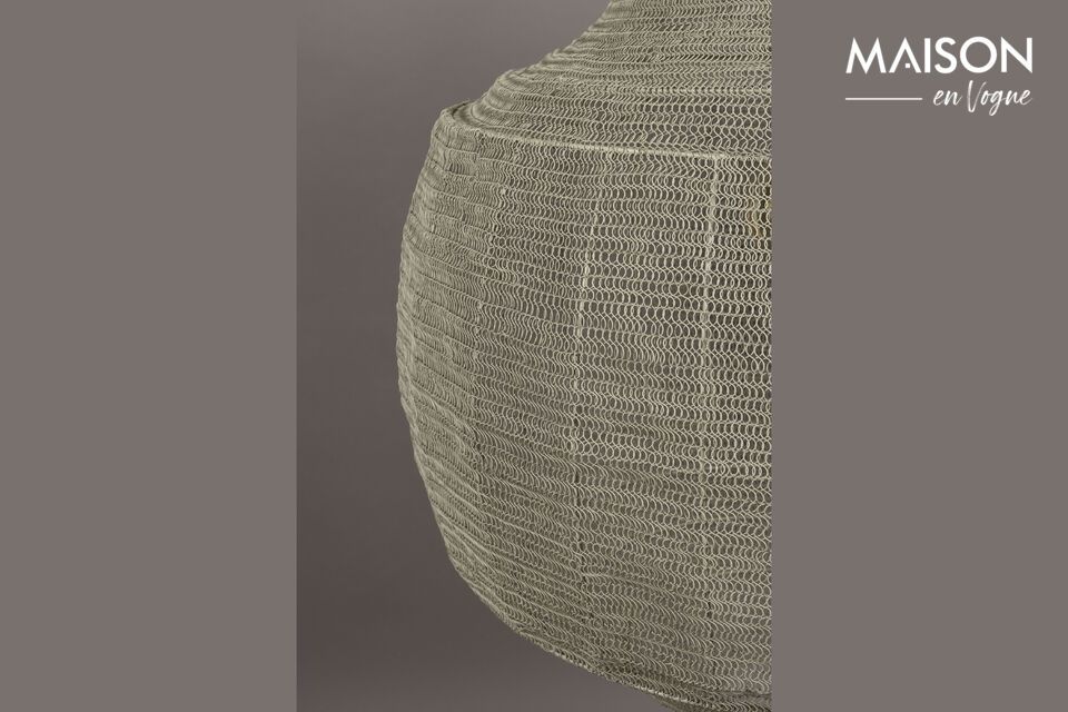 Descubra la elegancia clásica con nuestro colgante Meezan Golden Iron