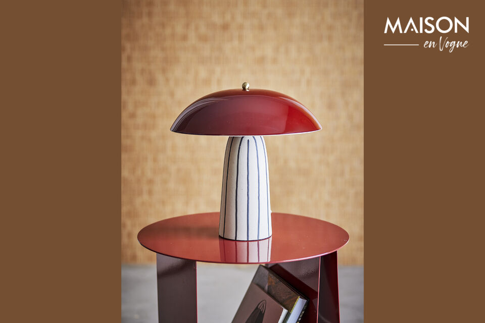 La lámpara de mesa Arvid de Bloomingville está fabricada en gres y presenta un diseño decorativo