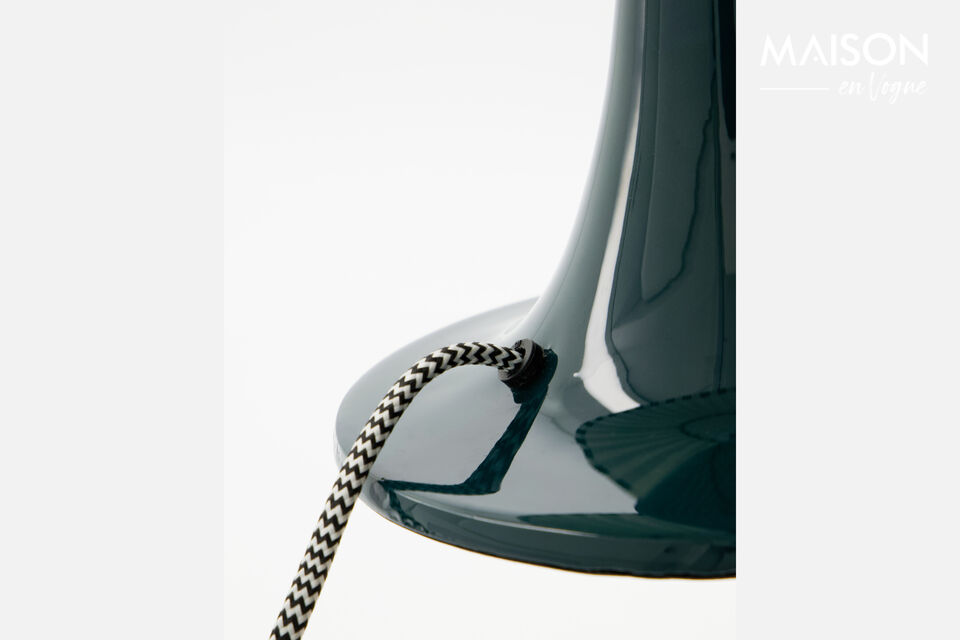 - Base verde en forma de tulipán- Pantalla a rayas verde/blanco roto- Cable decorativo de 2 m- E14