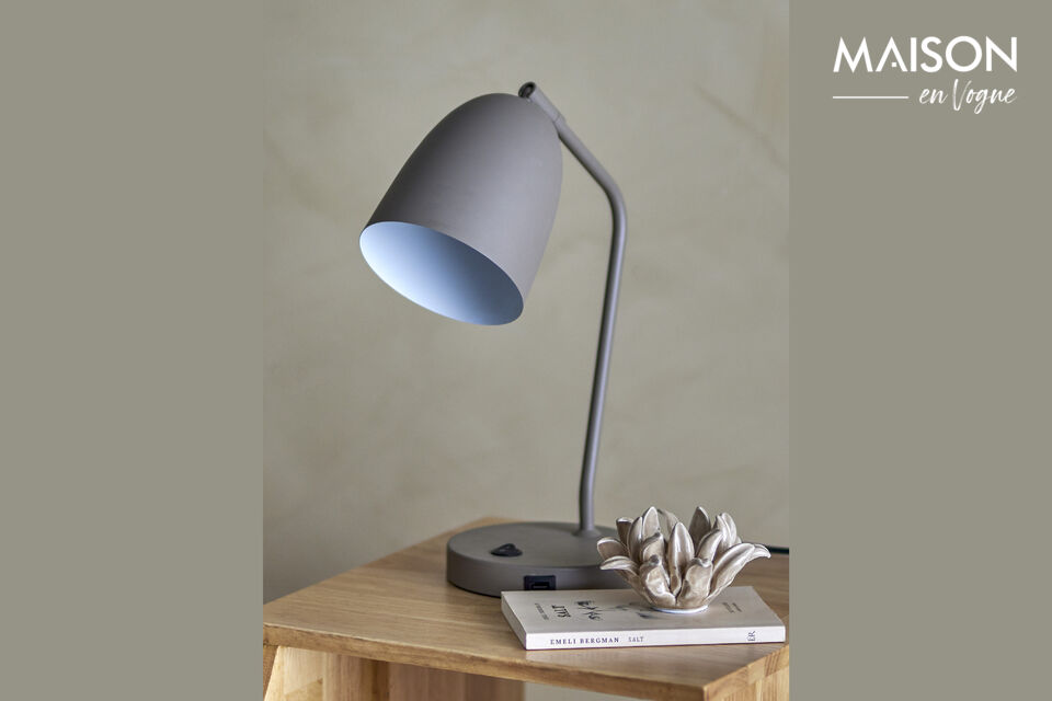 La lámpara de mesa Lemar de Bloomingville está fabricada en metal con un diseño clásico y