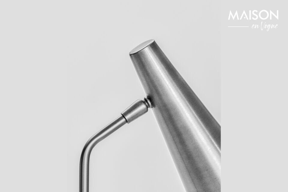 La lámpara de mesa HDPrecise está fabricada en hierro con un acabado plateado industrial y