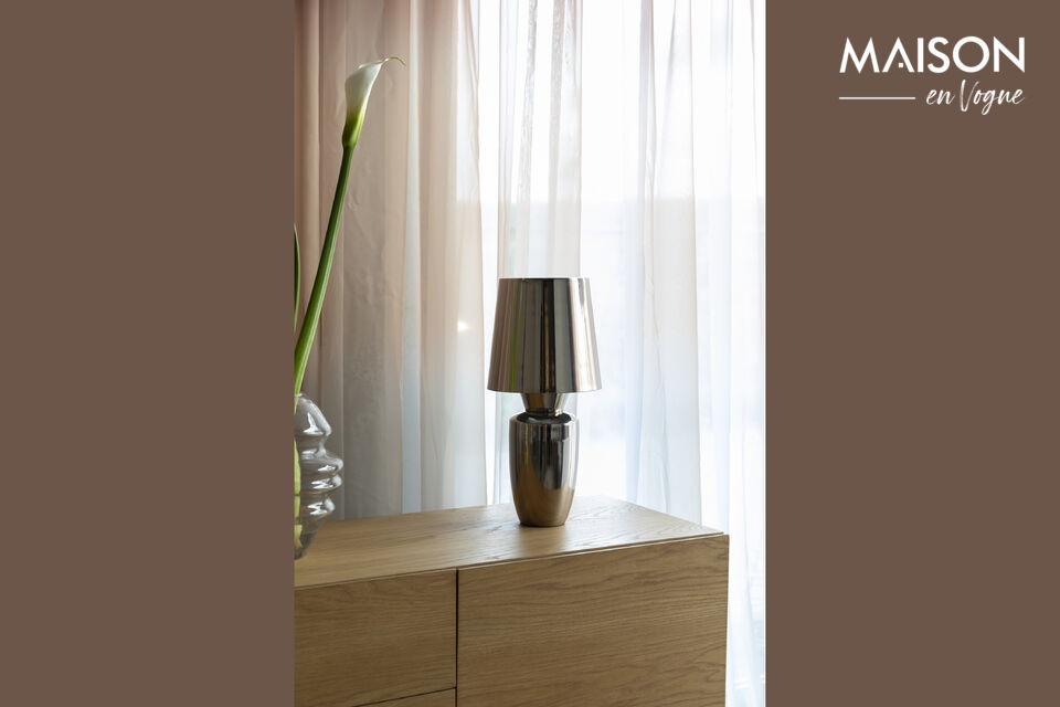 La lámpara de mesa Zuiver Classy combina un diseño retro con la elegancia moderna